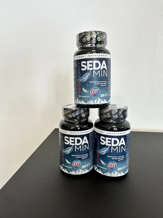 Drei Dosen Sedamin aus unserem Testkauf übereinander gestapelt