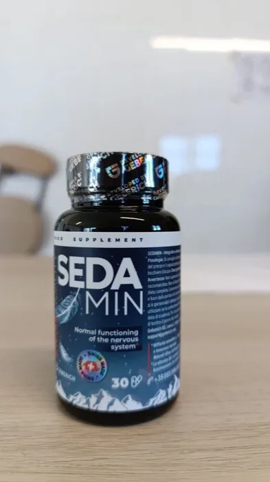 Sedamin Dose von LinkSell gekauft, Vorderseite mit Etikett auf einem Holztisch
