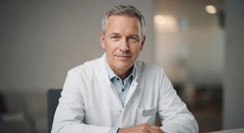Dr. Uwe Hoffmann im weißen Kittel, Porträt